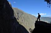 Caminhando na trilha da ponte em Machu Picchu, no Peru